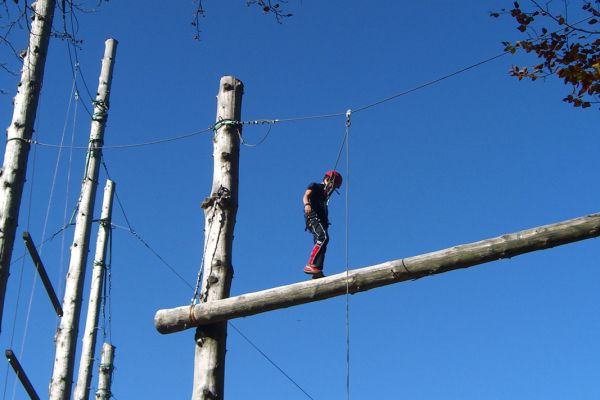 Hier geht es steil nach oben, und die Mühe lohnt sich. In schwindelerregender Höhe wartet ein Glöckchen und ein Glücksgefühl als Belohnung.